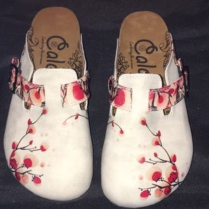 NWOT Calceo slip on sandal